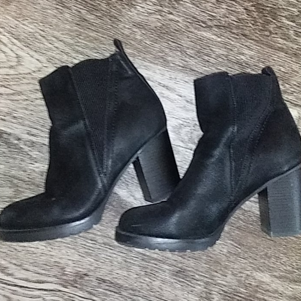 BLACK FAUX SUEDE BLOCK HEEL ANKLE BOOTIES